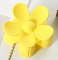 MATTE YELLOW DAISY HAIR CLIP