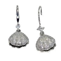 STAINLESS STEEL CLAM W/ PEARL EARRINGS