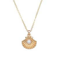 GOLD CLAM W/ PEARL PENDANT